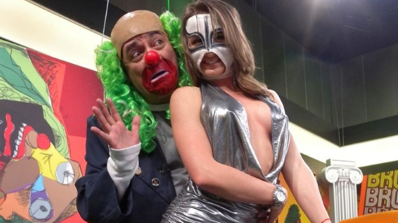 Ingrid Brans ‘La Reata’ pierde toda pena y se exhibe desnuda desde el retrete