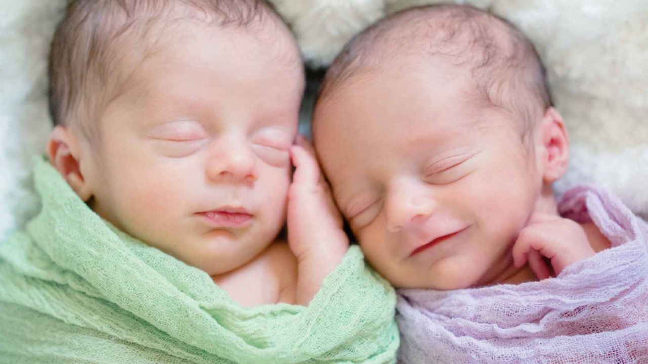 Bebés gemelos llegan a este mundo con una década de diferencia