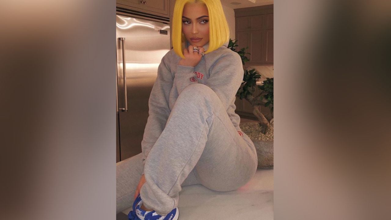 Kylie Jenner levanta pasiones en provocativa pose con revelador traje