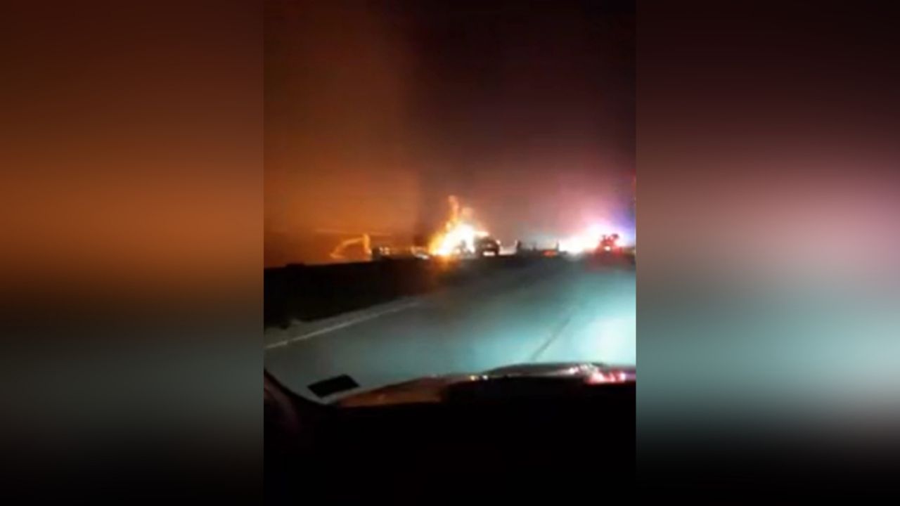 VIDEO: Automóvil se prende en llamas en plena carretera de Sinaloa