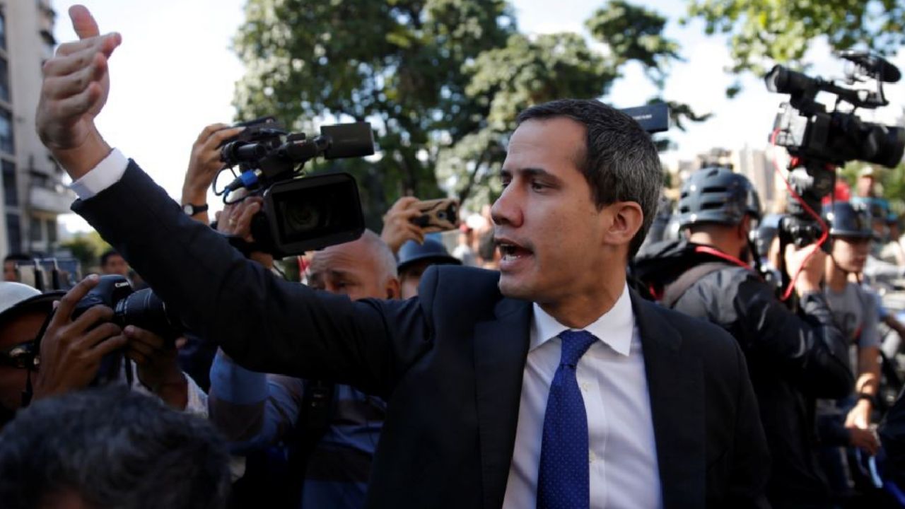 VIDEO: Juan Guaidó logra ingresar por la fuerza al Palacio Legislativo