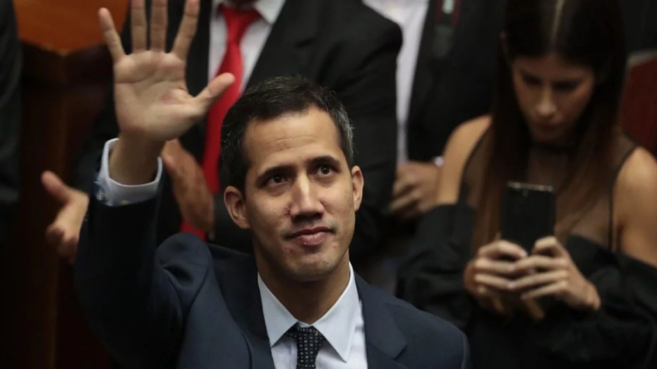 Juan Guaidó es juramentado como presidente de la República de Venezuela