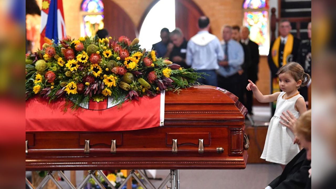 Niña despide a su padre bombero que murió en los incendios de Australia