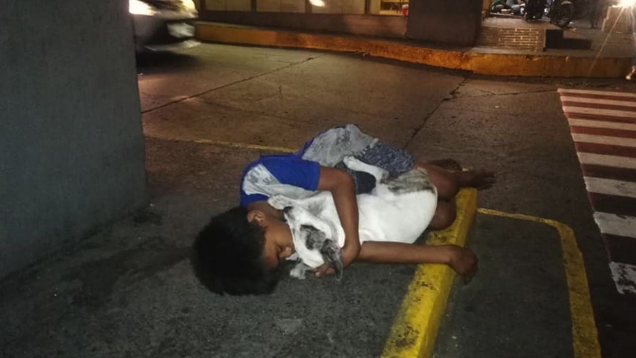 Niño filipino da la vuelta al mundo por dormir en la calle abrazado a su perro