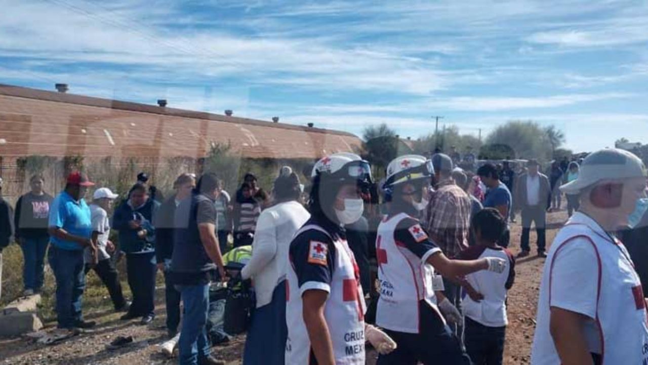 Tren embiste a camión de trabajadores del campo; hay dos personas fallecidas