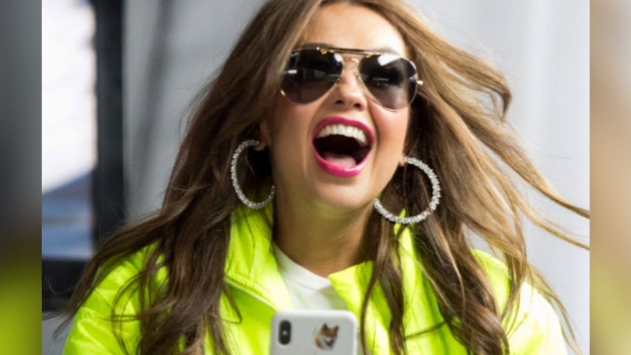 “Me saqué el muñeco”: Thalía manosea la rosca para elegir dónde cortar