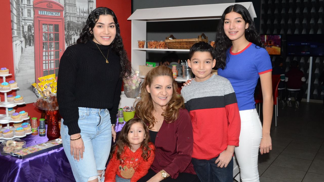 Carlos Herrera festeja la vida con una divertida fiesta por sus 9 años