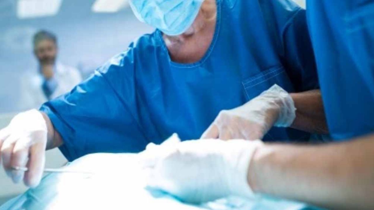 Niña es operada para remover de su espalda el feto de su hermano trillizo