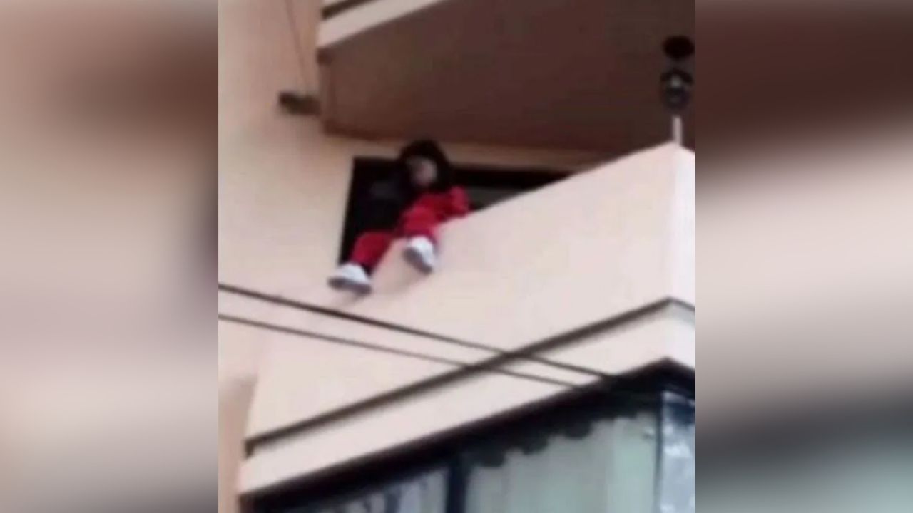 VIDEO: Policías salvan a una niña de caer desde el tercer piso en la CDMX