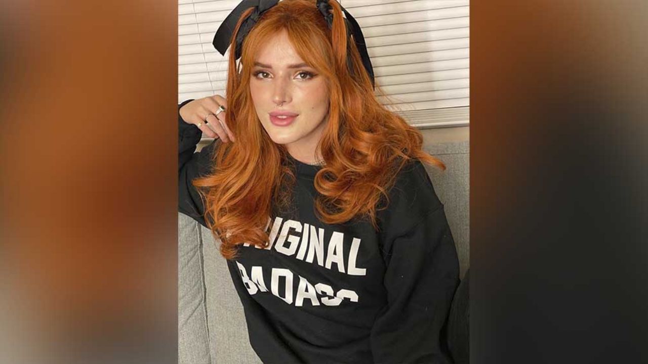 Bella Thorne fomenta el hábito de la lectura sentada en el sofá en lencería