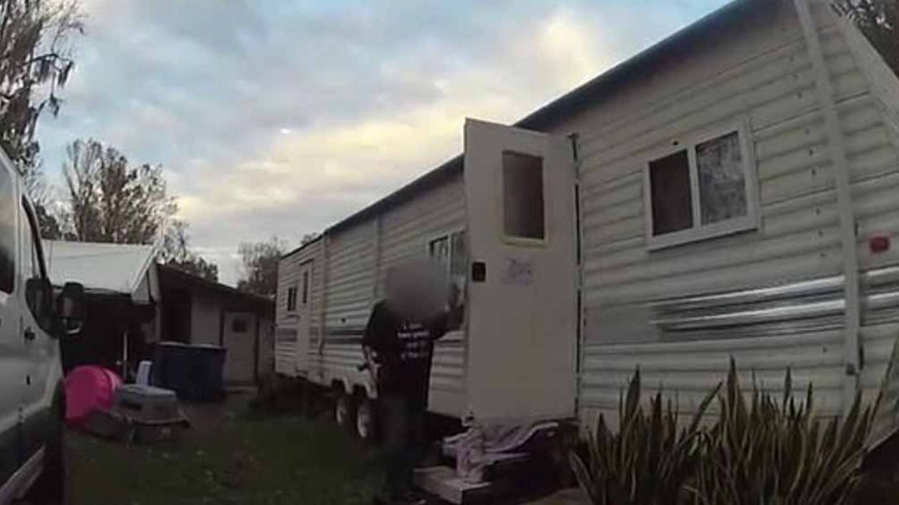 Asquerosa riña: Mujer lanza cubeta de heces al rostro de su arrendadora