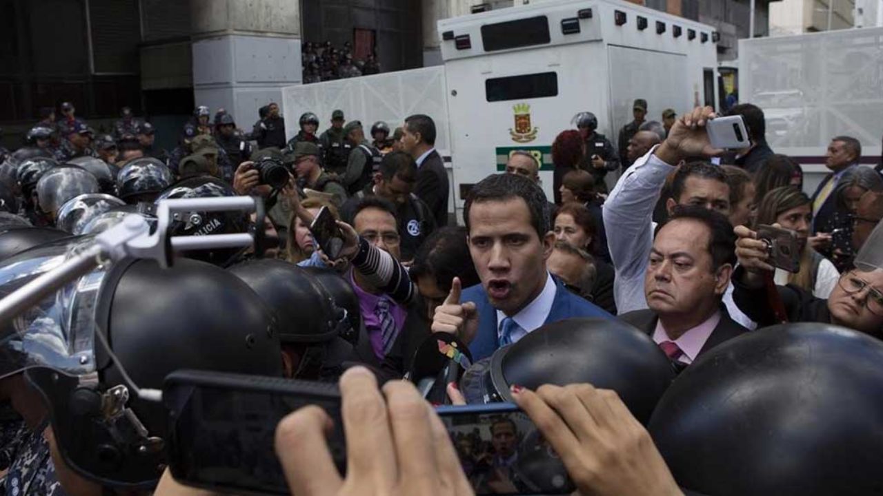 Agreden a periodistas en la irrupción de Juan Guaidó en Palacio Legislativo