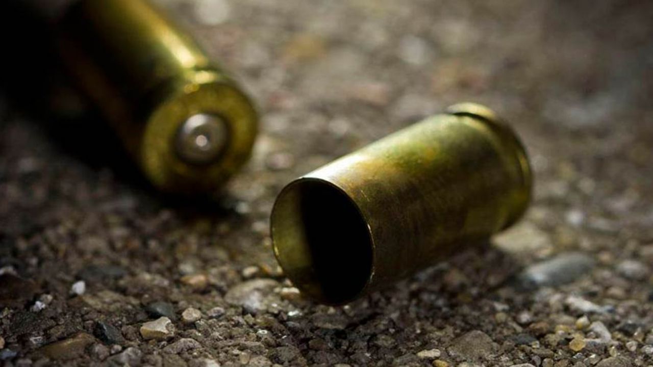 Presuntos sicarios del CNG atacan a oficiales; civiles apoyan a policías