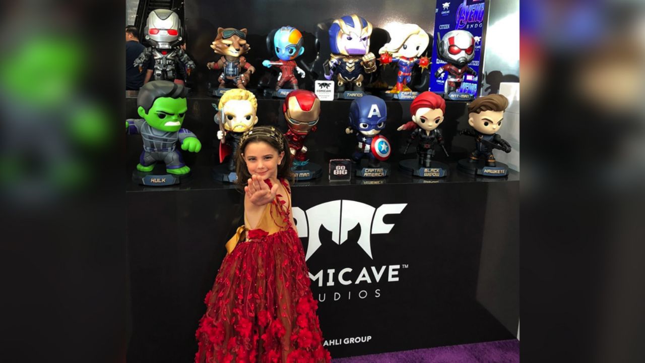 Hija de ‘Iron Man’ enamora en redes al jugar con escudo del ‘Capitán América’