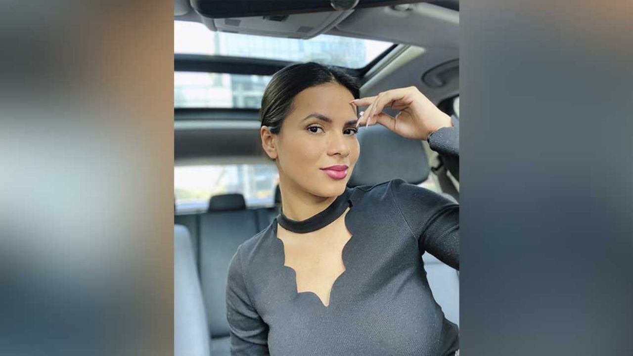 Ania Gadea deja sin aliento a fanáticos con descuido sentada en minifalda