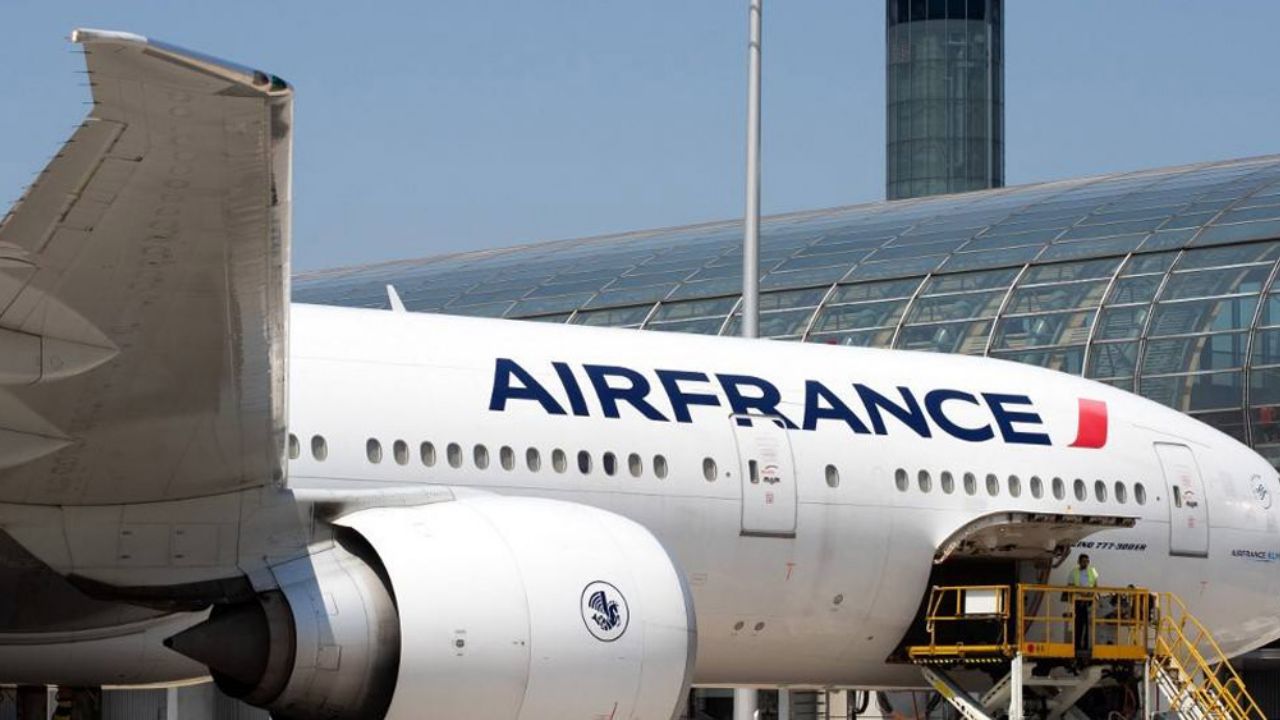 Descubren a niño sin vida en tren de aterrizaje de un avión en París