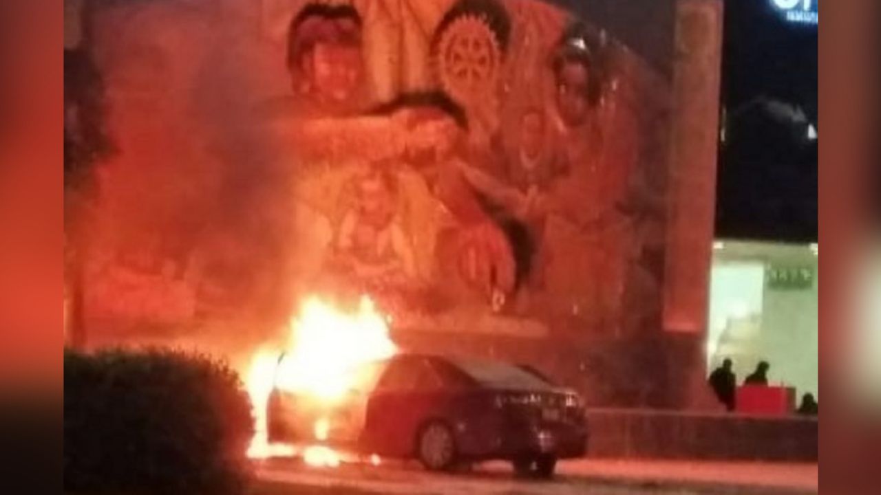 Auto se incendia y choca contra un monumento; deja cinco jóvenes heridos