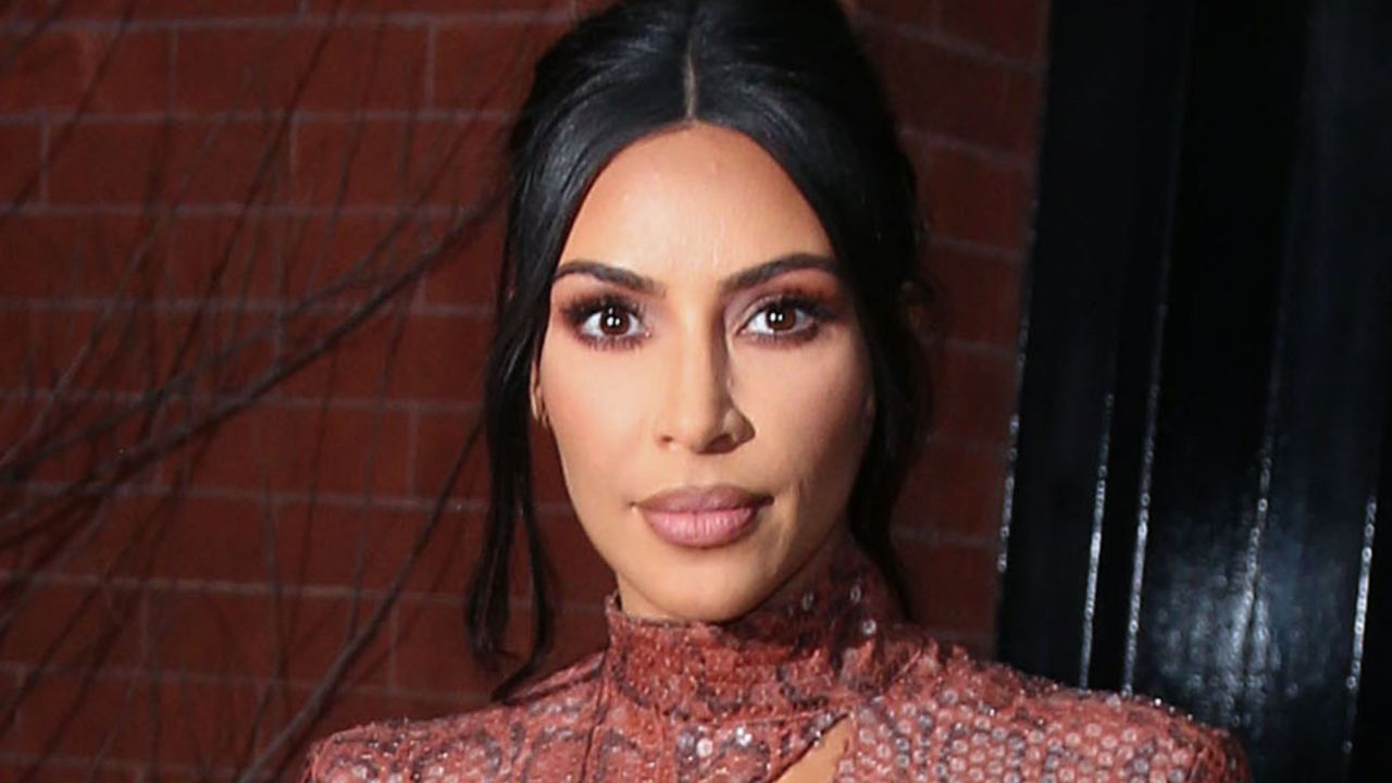 Kim Kardashian desea feliz Año Nuevo a sus fans de redes en sensual lencería