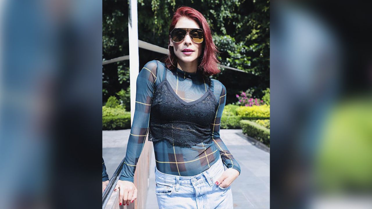 Con el atardecer de fondo, María León causa furor con un descarado bikini