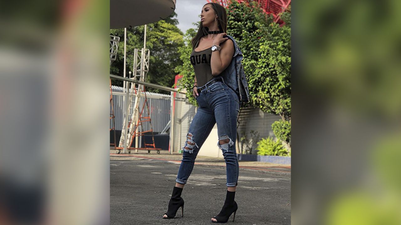 Danik Michell enciende Instagram al posar en lencería de frente al espejo