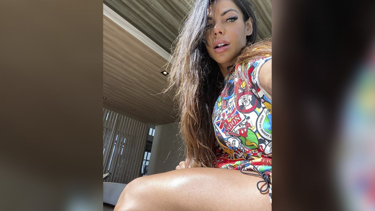 Suzy Cortez deja poco a la imaginación al estar sentada en escasas prendas