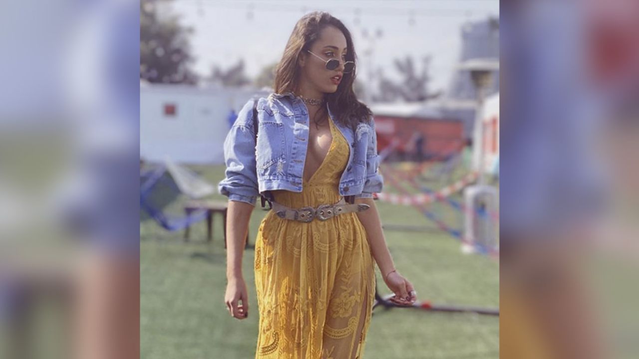 Sobre la arena, Keyla Caputo presume sus dotes para futbol en minibikini