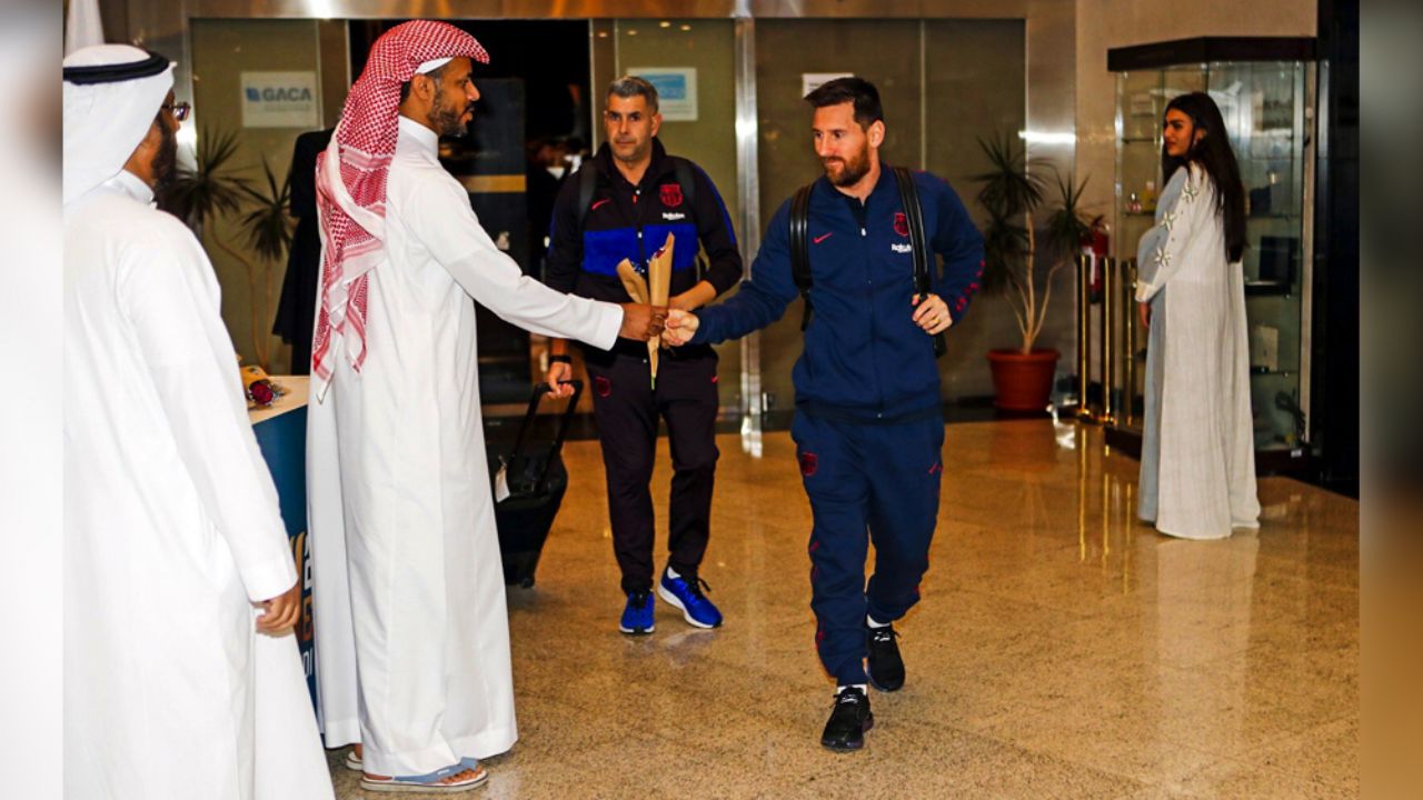 Así reciben a Lionel Messi y al Barcelona a su llegada a Yeda, Arabia Saudita