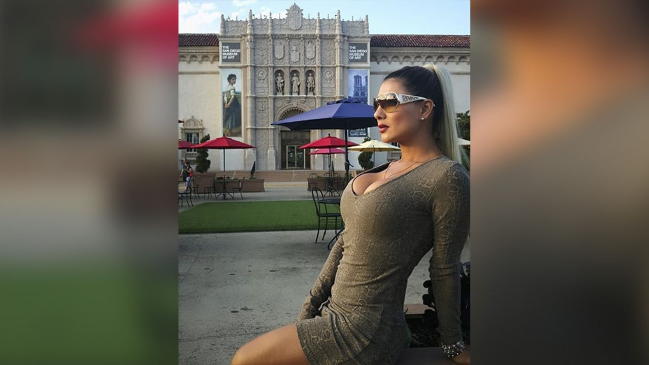 Vivi Castrillón deslumbra junto al jardín al posar en bikini dorado