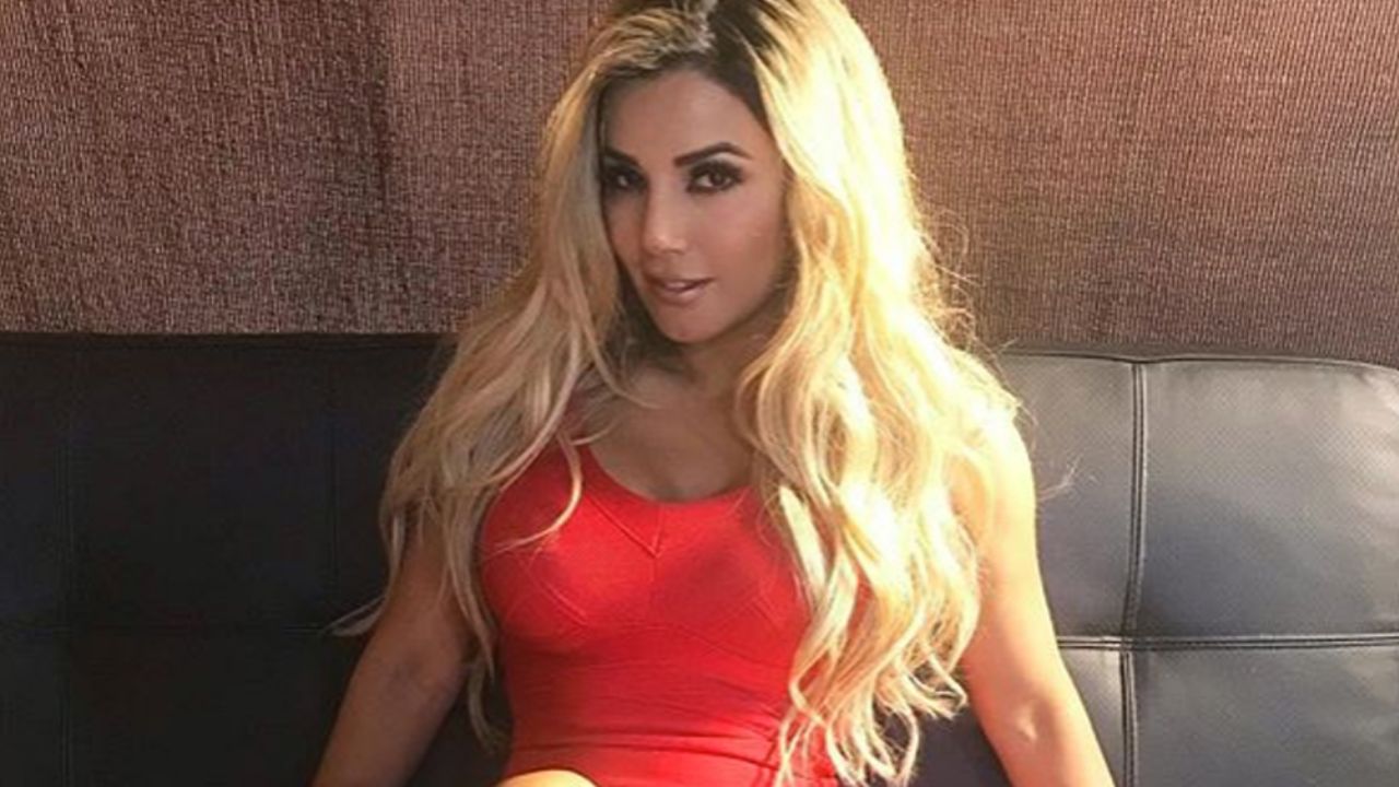 Aleida Núñez combate el frío desde la playa con sensual traje de baño