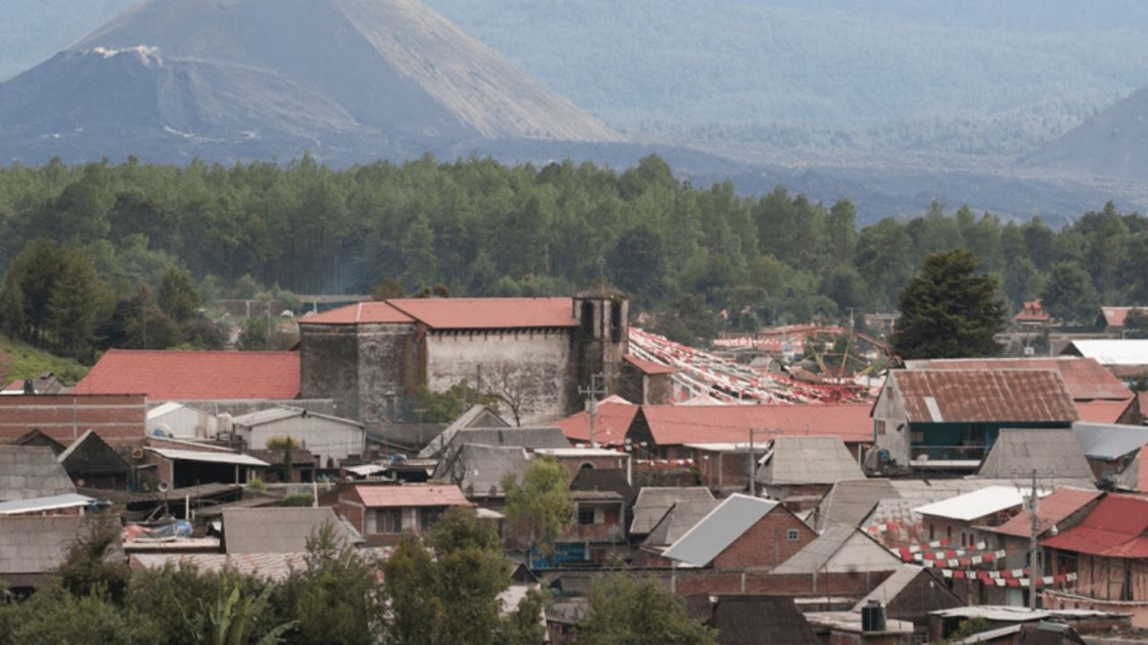 Con rifles de asalto, presuntos sicarios atacan a policías estatales en Uruapan