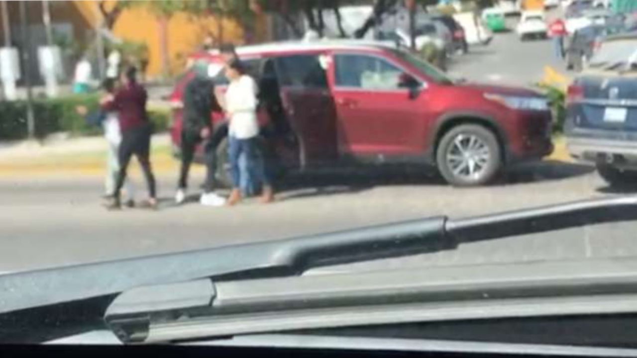 VIDEO: A plena luz del día y en vía pública, hombres armados roban autos