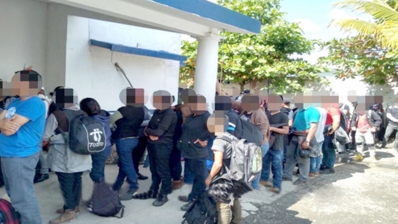 Rescatan a 117 migrantes y detienen a 5 traficantes de personas en Veracruz