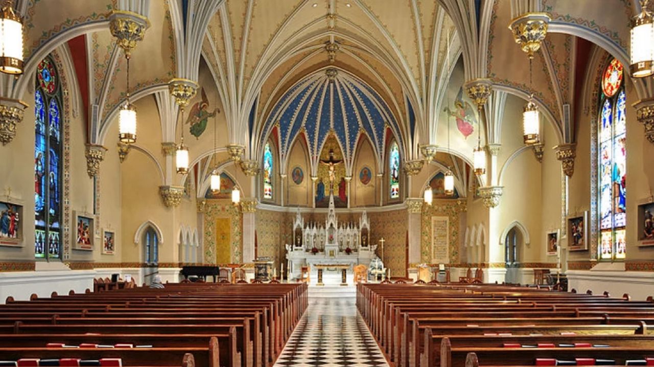 Conductor “endemoniado” introduce su vehículo en iglesia para estar seguro