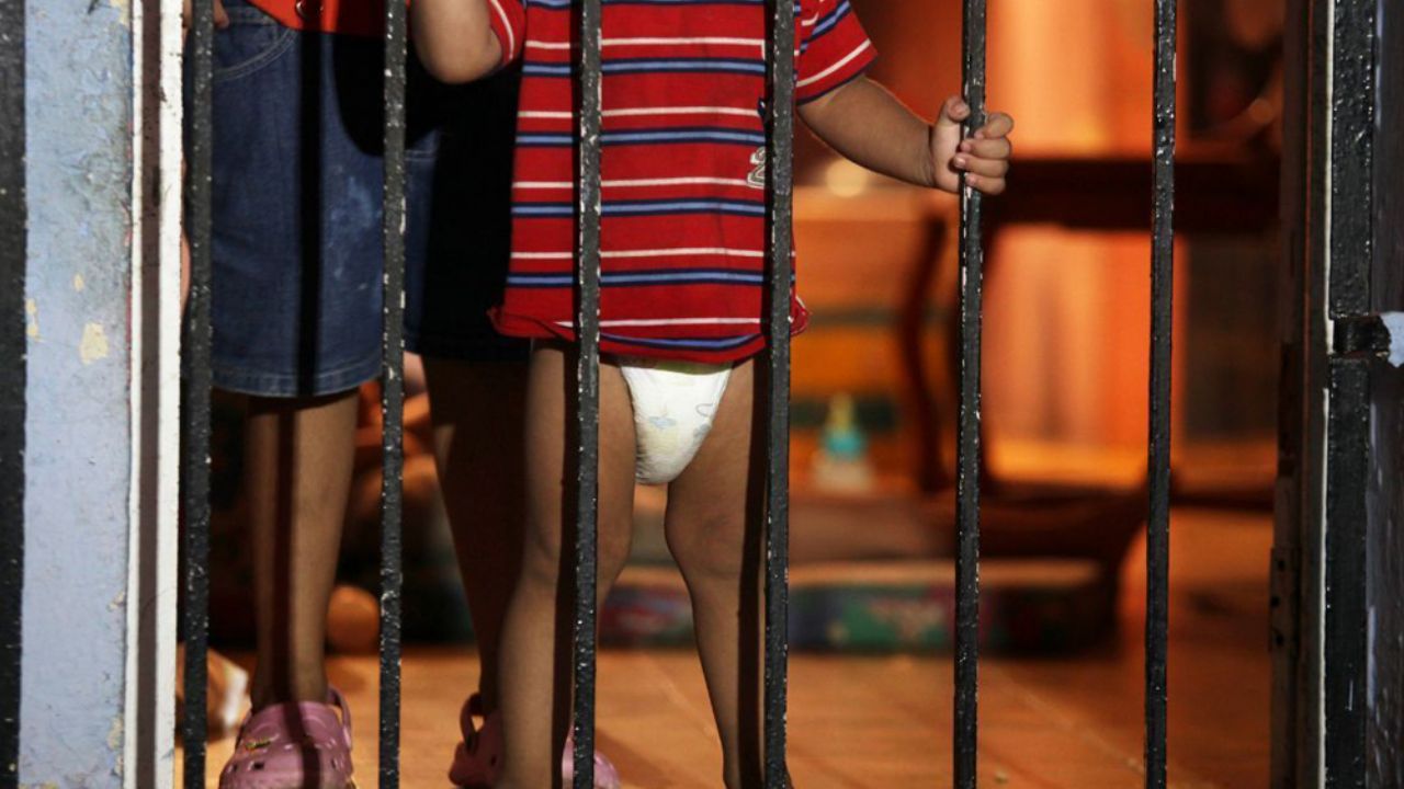 Mujer deja a sus hijos después de sustraerlos de casa de la bisabuela