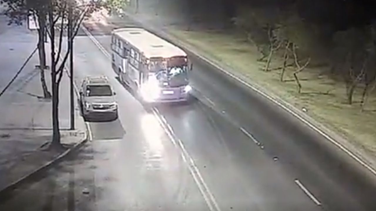 Momento en el que policía frustra asalto y lesiona a ladrón; lo hallan en hospital