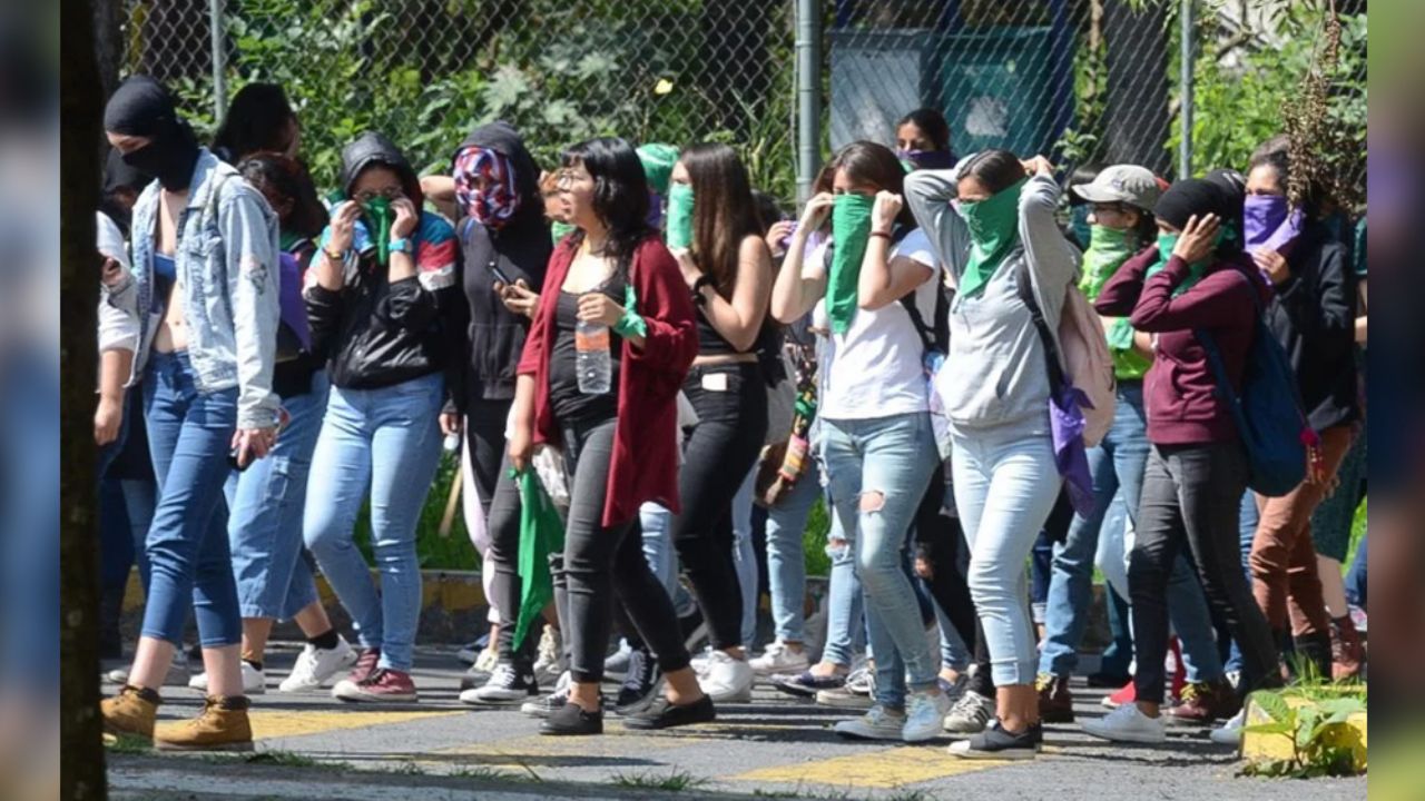 Internautas critican a UNAM por publicar artículo contra el feminismo