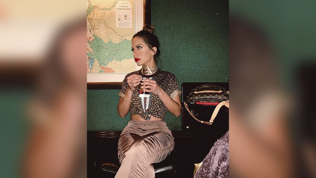 Anitta deja poco a la imaginación al ser captada en la playa en minibikini