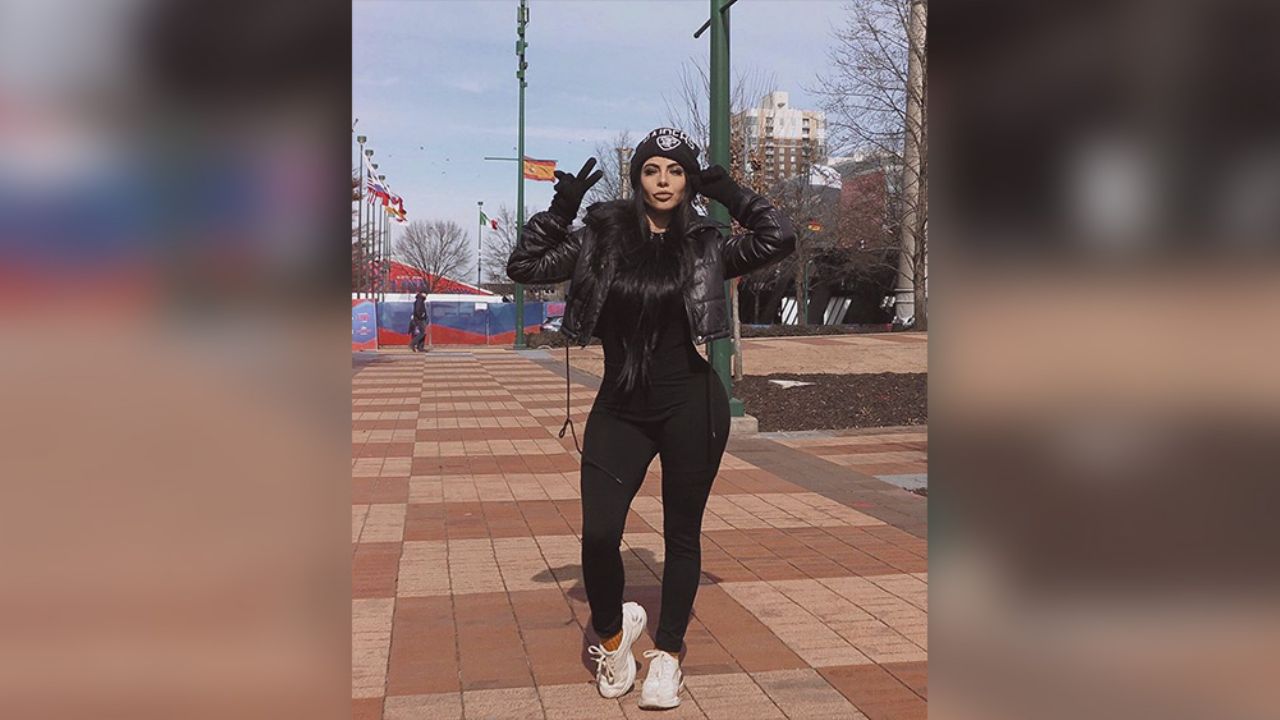 Pegada a la pared, Jimena Sánchez luce sus piernas en short cachetero