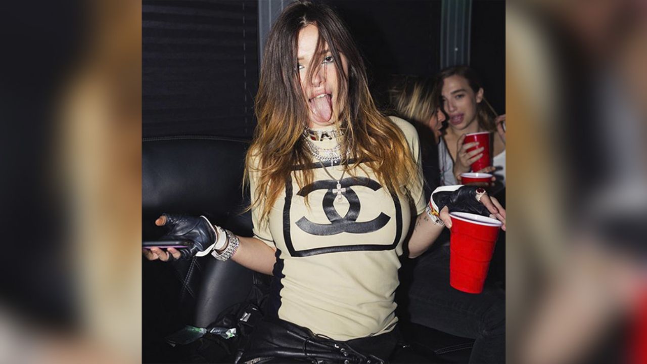 VIDEO: Bella Thorne sorprende a internautas al besarse con una mujer