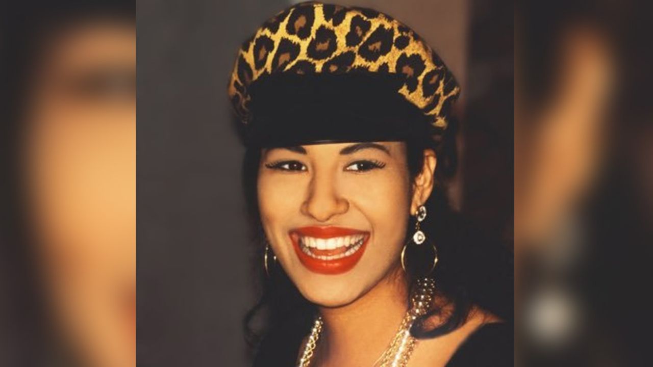 Selena Quintanilla es recordada con candente imagen de ella en microbikini