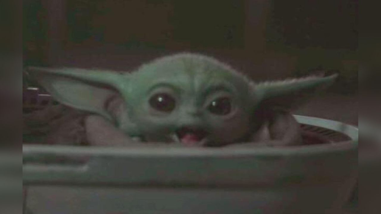 Ya no es adorable: ‘Baby Yoda’ parece ‘Dobby’ en foto editada por internauta
