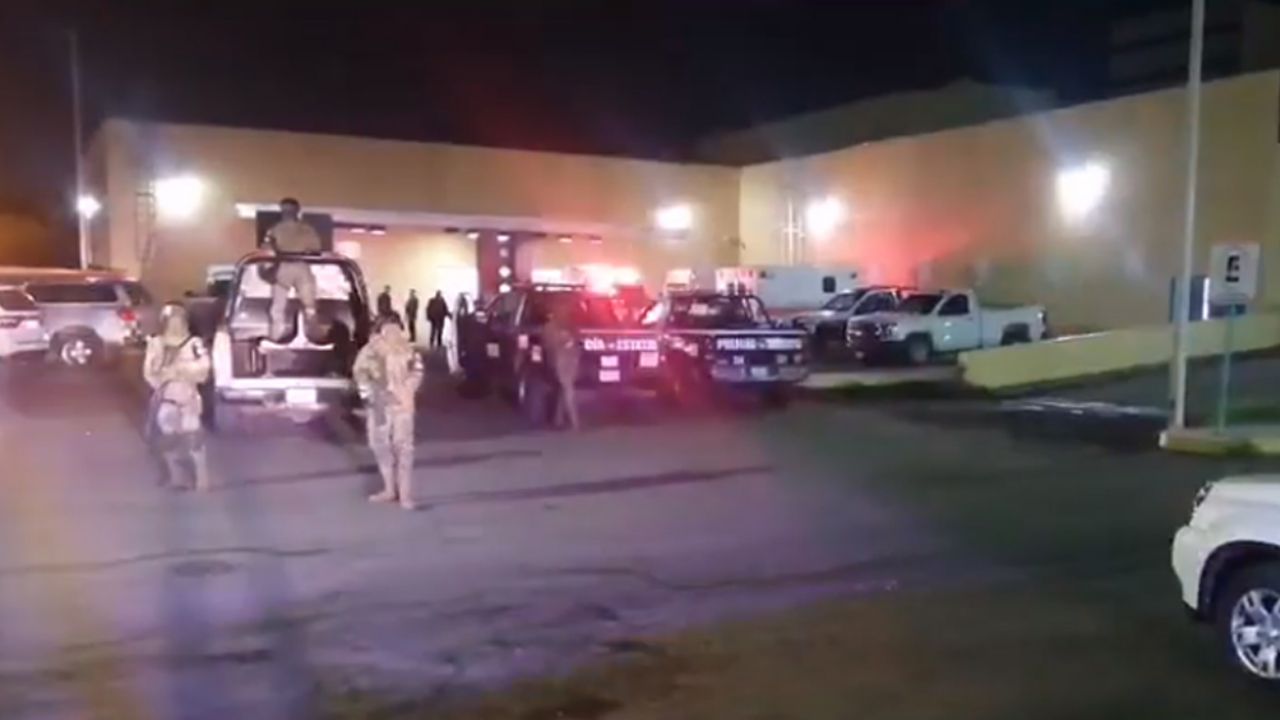 Tres policías son hospitalizados tras recibir brutal golpiza a culatazos