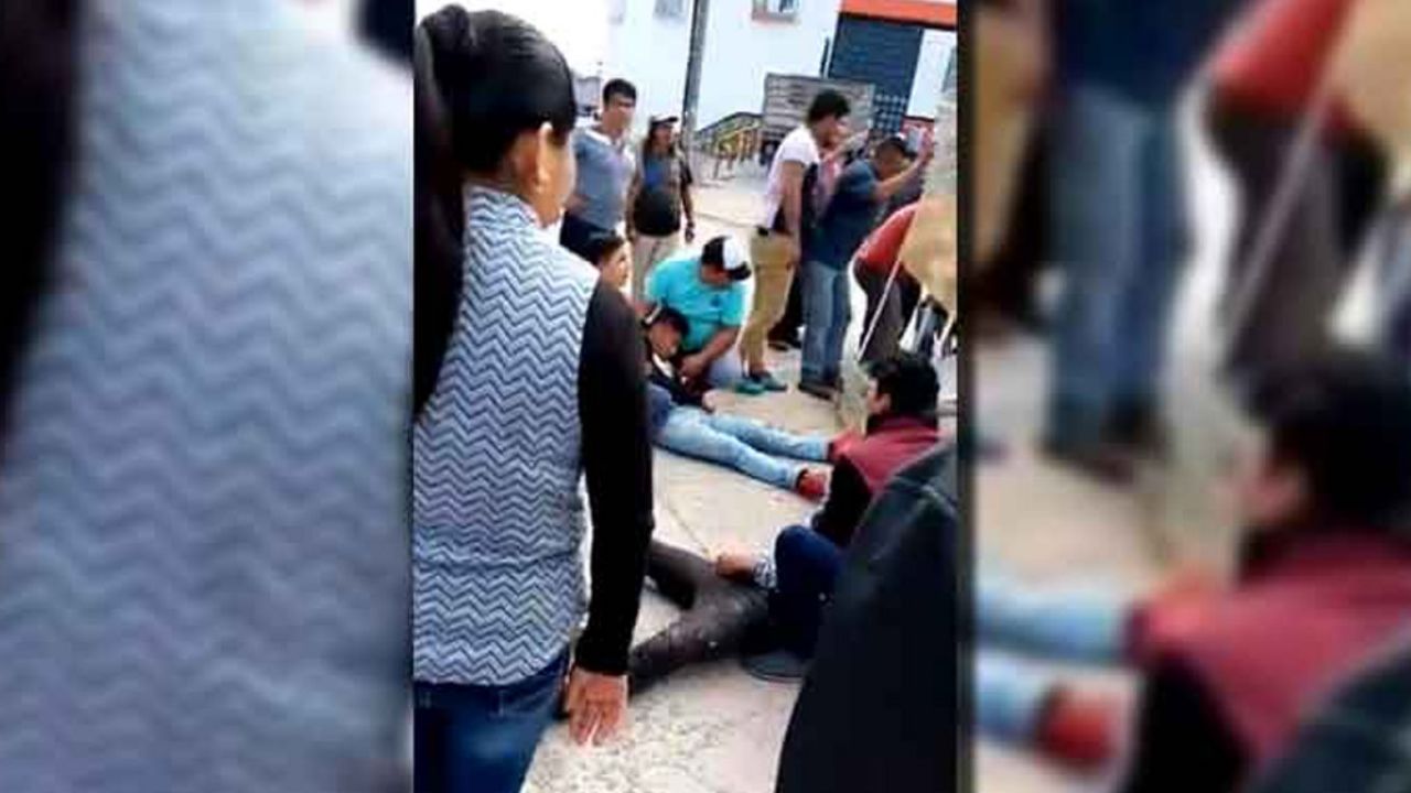 VIDEO: 3 empleados se electrocutan al retirar árbol de Navidad comunitario