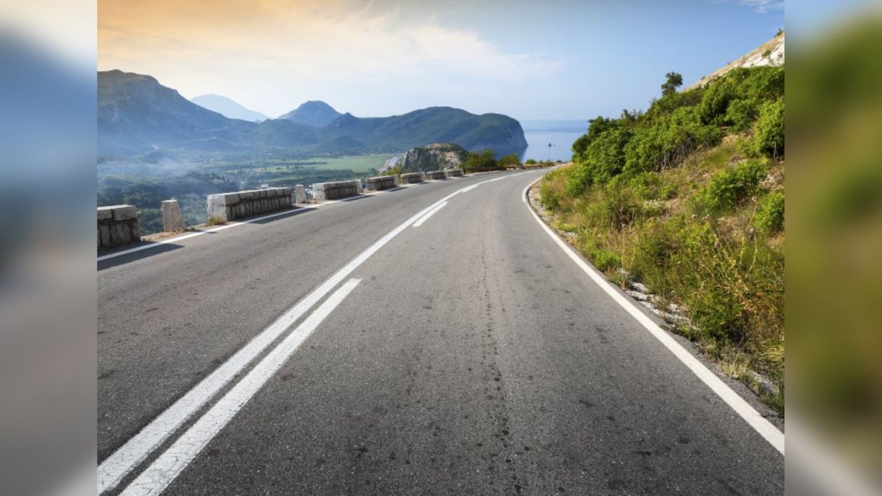 VIDEO: Niño se salva de haber sido arrollado por automóviles en la India