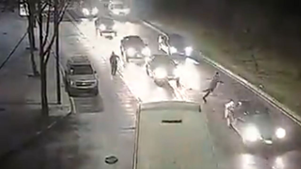 VIDEO: Policía vestido de civil balea a ladrones y frustra asalto en Iztapalapa