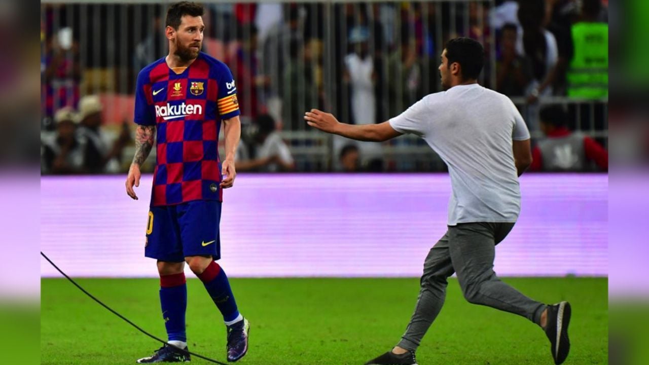 Hincha del Barcelona invade la cancha y da un pequeño susto a Messi en Yeda
