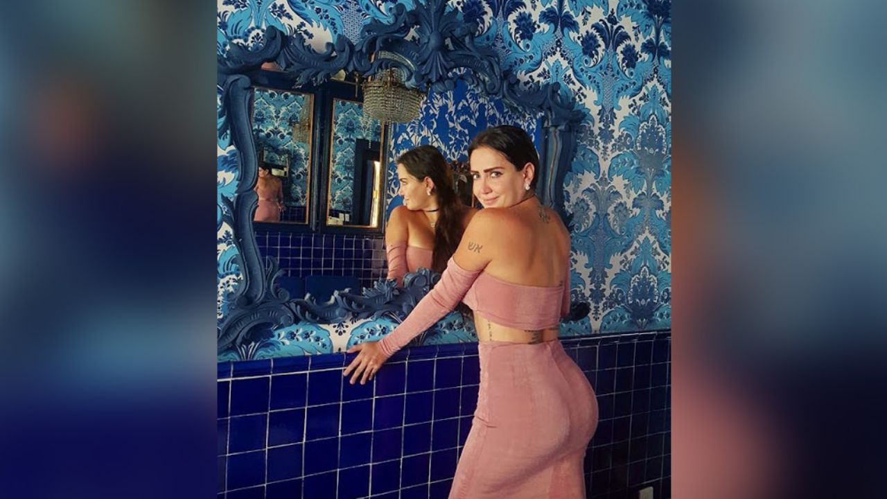 Celia Lora exhibe su retaguardia con sensual traje de baño frente al atardecer
