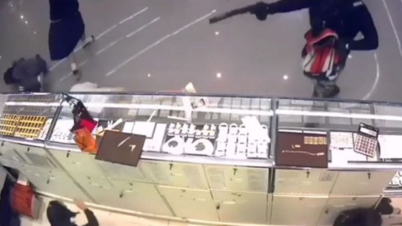 VIDEO: Robo a mano armada en centro comercial deja saldo de tres muertos
