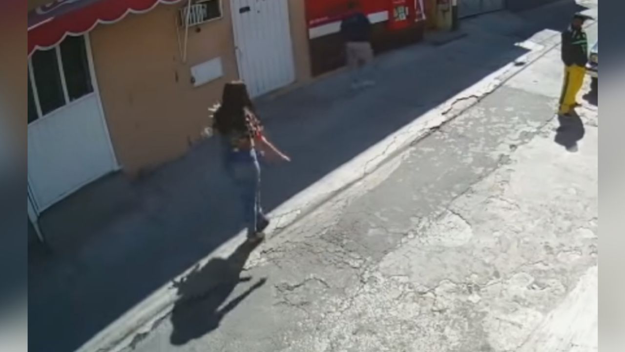 VIDEO: Delincuentes usan a mujer con flores para efectuar asaltos en CDMX