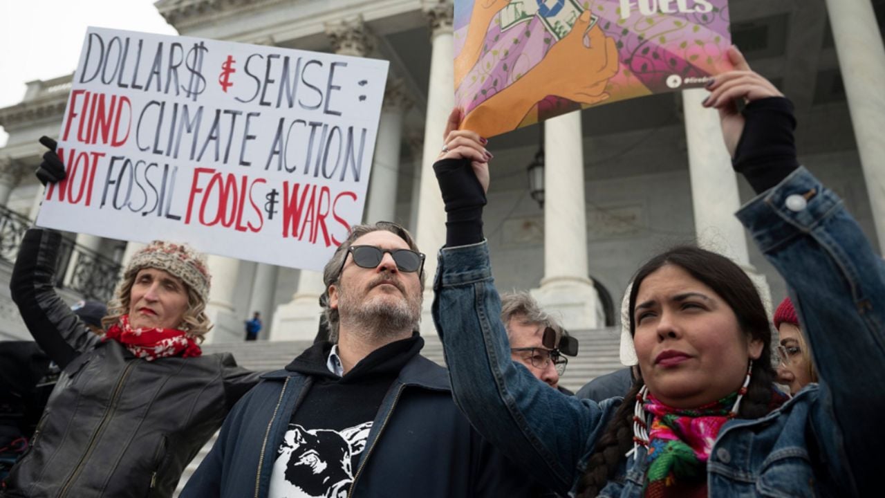 Joaquin Phoenix es arrestado en una protesta junto a Jane Fonda en EU